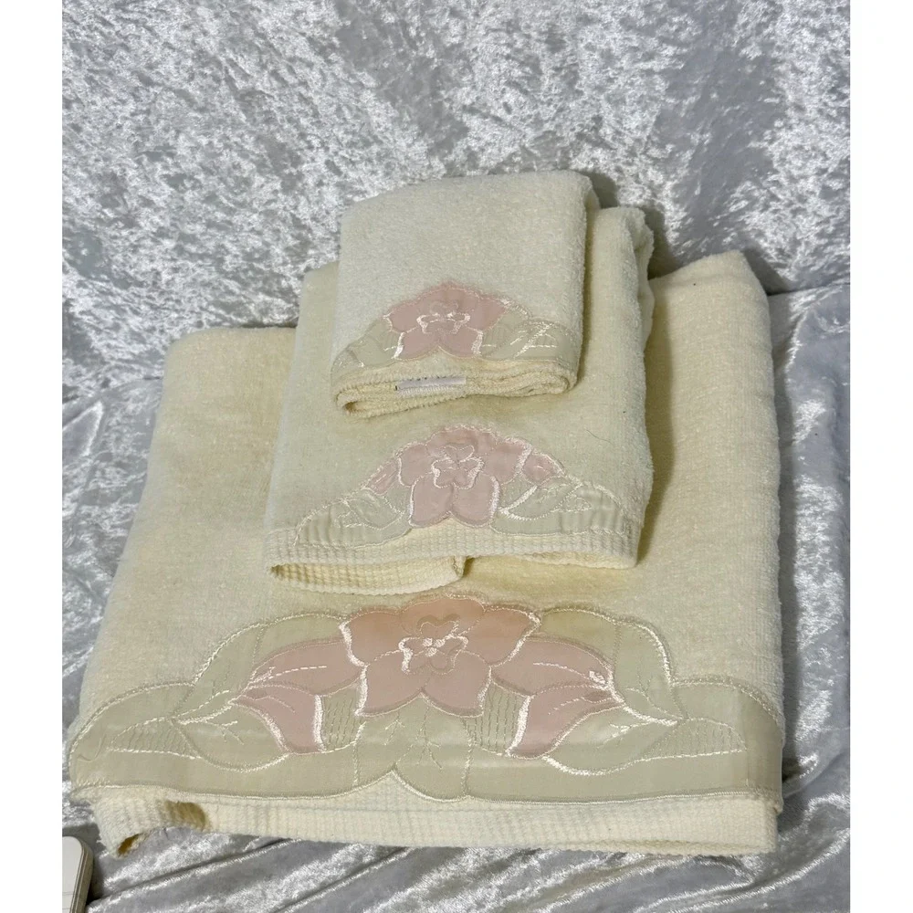 Vintage‎ 1978 Grand Prix by Avanti Cream Pink Floral Applique 5pc Towel Set USA